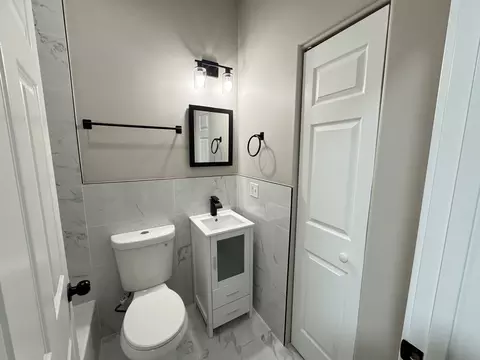 Bath - 543 E 43rd St #3W, Chicago, IL 60653 photo 2 of 5