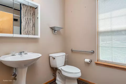 Bath - 19226 Crescent Dr, Mokena, IL 60448 photo 3 of 5