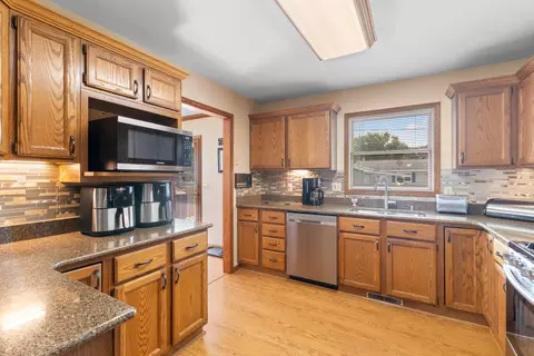 Kitchen - 606 Edgelawn Dr, Plano, IL 60545 photo 4 of 4