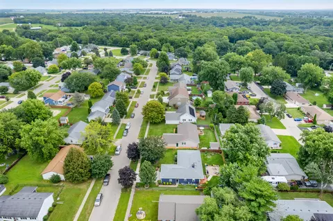 View/Area - 606 Edgelawn Dr, Plano, IL 60545 photo 8 of 15