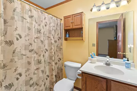 Bath - 606 Edgelawn Dr, Plano, IL 60545 photo 2 of 3