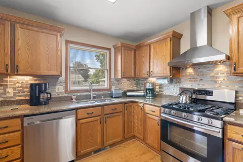 Kitchen - 606 Edgelawn Dr, Plano, IL 60545 photo 3 of 4