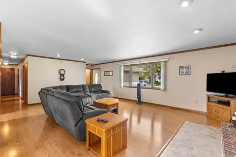 Living - 606 Edgelawn Dr, Plano, IL 60545 photo 3 of 4