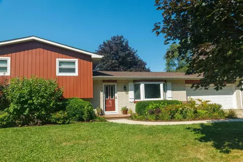 Exterior - 936 Estes St, Gurnee, IL 60031 photo 2 of 9