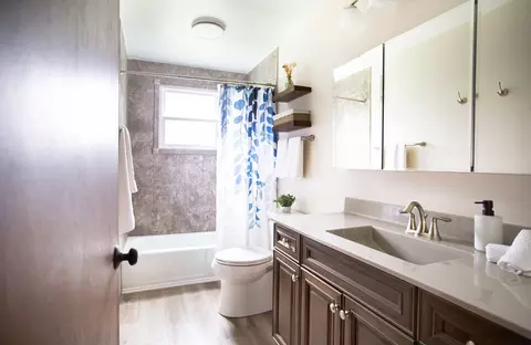 Bath - 936 Estes St, Gurnee, IL 60031 photo 1 of 2