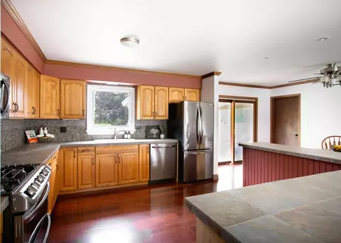 Kitchen - 936 Estes St, Gurnee, IL 60031 photo 1 of 2