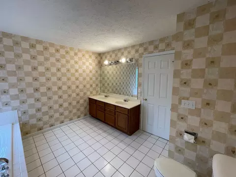 Bath - 2107 Crossgate Ct, Champaign, IL 61822 photo 4 of 6