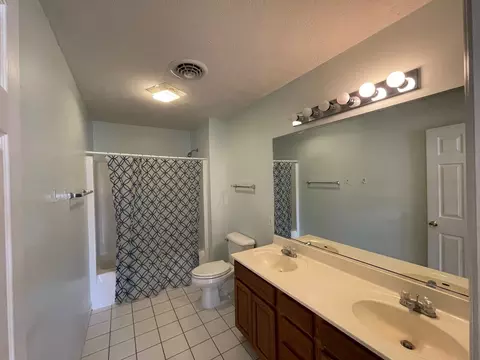 Bath - 2107 Crossgate Ct, Champaign, IL 61822 photo 5 of 6