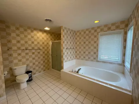 Bath - 2107 Crossgate Ct, Champaign, IL 61822 photo 3 of 6
