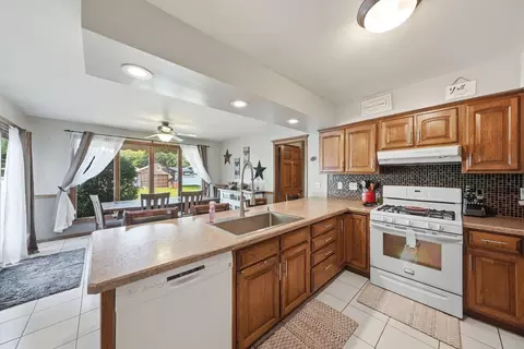 Kitchen - 8 Woodside Ave, Kankakee, IL 60901 photo 2 of 2