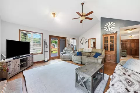Living - 8 Woodside Ave, Kankakee, IL 60901 photo 2 of 2