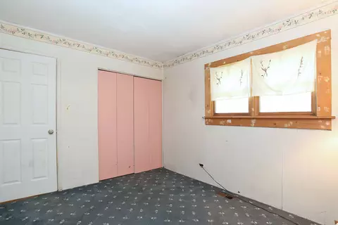 Bedroom - 2055 Shepard Rd, Hoffman Estates, IL 60169 photo 4 of 6
