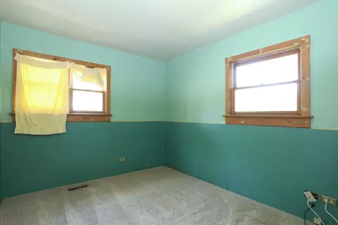 Bedroom - 2055 Shepard Rd, Hoffman Estates, IL 60169 photo 5 of 6