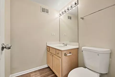 Bath - 1033 Symphony Dr, Aurora, IL 60504 photo 2 of 2
