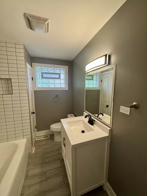 Bath - 1941 E 97th St, Chicago, IL 60617 photo 1 of 7