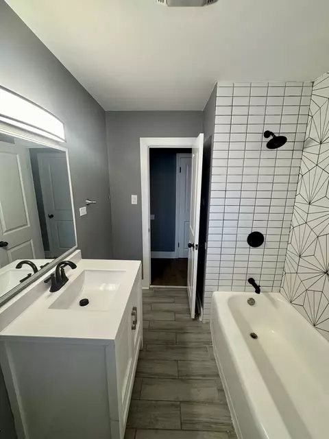 Bath - 1941 E 97th St, Chicago, IL 60617 photo 3 of 7