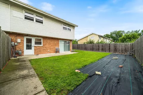 Exterior - 8837 Robin Dr, Des Plaines, IL 60016 photo 4 of 5