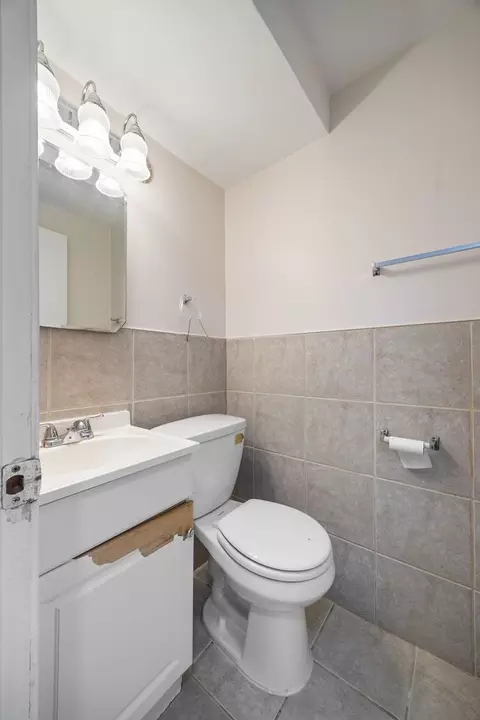 Bath - 8837 Robin Dr, Des Plaines, IL 60016 photo 2 of 2