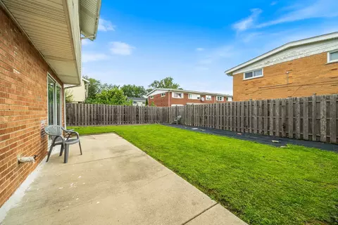 Exterior - 8837 Robin Dr, Des Plaines, IL 60016 photo 2 of 5