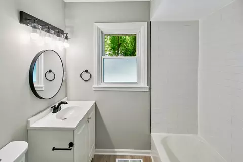 Bath - 5301 Pistakee Dr, Johnsburg, IL 60051 photo 1 of 2