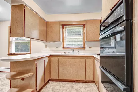 Kitchen - 272 E 148th St, Harvey, IL 60426 photo 4 of 5