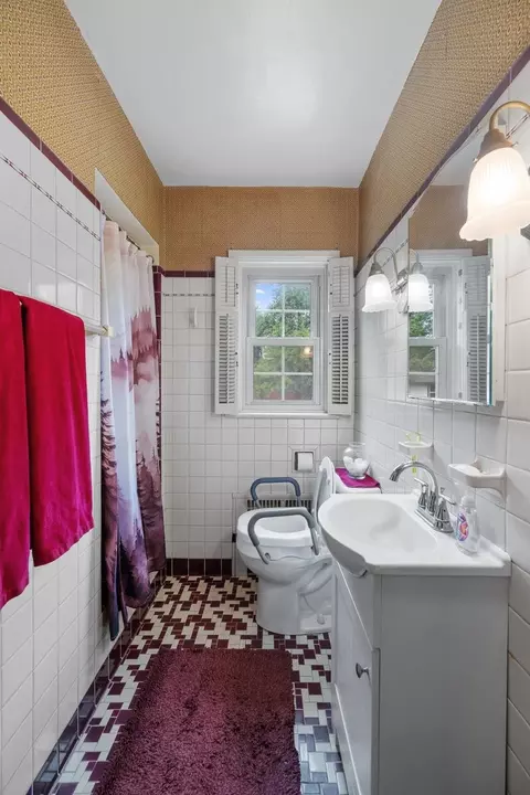 Bath - 2601 12th St, Moline, IL 61265 photo 2 of 3