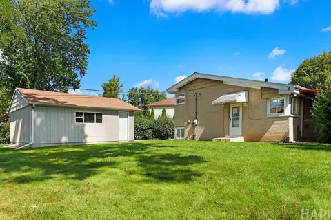 Exterior - 412 Warren Rd, Glenview, IL 60025 photo 7 of 8