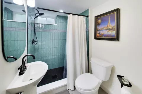 Bath - 943 Monroe Ave, River Forest, IL 60305 photo 2 of 2