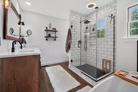 Bath - 9123 Hardesty Run, Bloomington, IL 61705 photo 4 of 9
