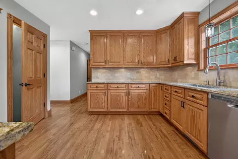 Kitchen - 9123 Hardesty Run, Bloomington, IL 61705 photo 6 of 7