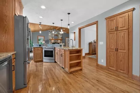 Kitchen - 9123 Hardesty Run, Bloomington, IL 61705 photo 4 of 7