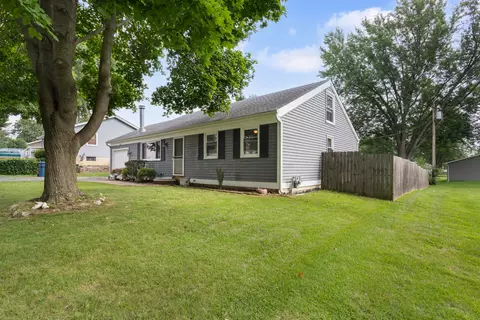 Exterior - 1507 Sunset Dr, Mchenry, IL 60051 photo 4 of 8