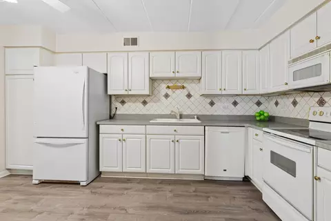 Kitchen - 900 S River Rd #4F, Des Plaines, IL 60016 photo 2 of 2