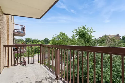 Exterior - 900 S River Rd #4F, Des Plaines, IL 60016 photo 1 of 4