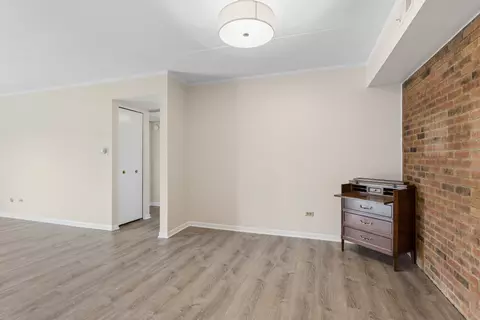 Living - 900 S River Rd #4F, Des Plaines, IL 60016 photo 5 of 7
