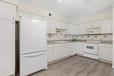 Kitchen - 900 S River Rd #4F, Des Plaines, IL 60016 photo 1 of 2