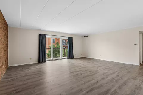 Living - 900 S River Rd #4F, Des Plaines, IL 60016 photo 2 of 7