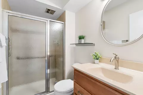 Bath - 900 S River Rd #4F, Des Plaines, IL 60016 photo 1 of 2