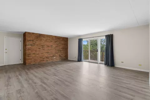 Living - 900 S River Rd #4F, Des Plaines, IL 60016 photo 4 of 7