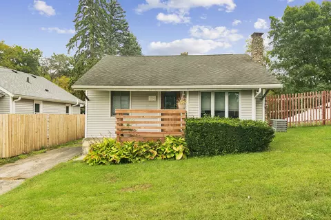 5506 E Lake Shore Dr, Wonder Lake, IL 60097