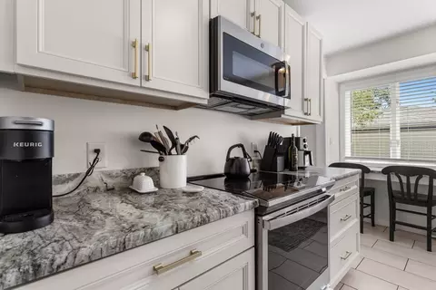Kitchen - 4 Fields E #0, Champaign, IL 61822 photo 3 of 5