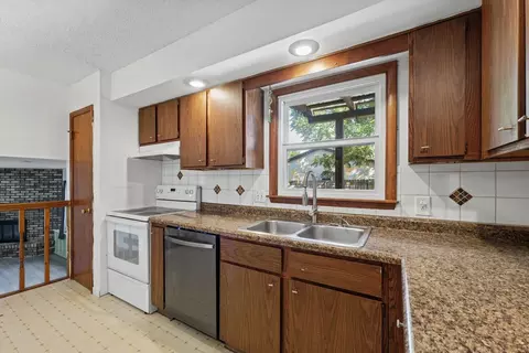 Kitchen - 2006 Clover Ct E, Champaign, IL 61821 photo 3 of 6