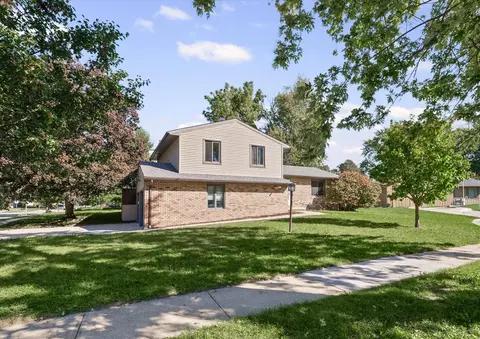 Exterior - 2006 Clover Ct E, Champaign, IL 61821 photo 2 of 12