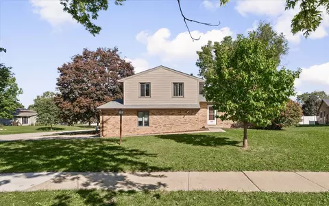 Exterior - 2006 Clover Ct E, Champaign, IL 61821 photo 3 of 12