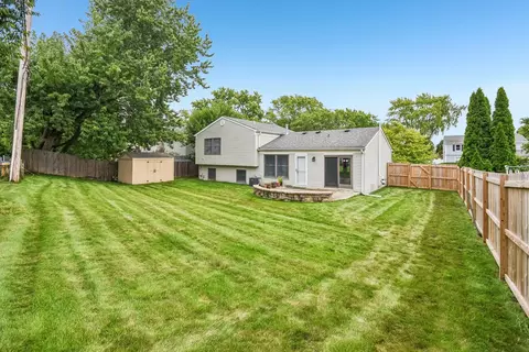 Exterior - 89 Foxcroft Rd, Naperville, IL 60565 photo 9 of 10