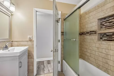 Bath - 89 Foxcroft Rd, Naperville, IL 60565 photo 3 of 3