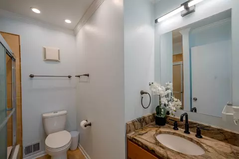 Bath - 934 E 55th St, Chicago, IL 60615 photo 2 of 2