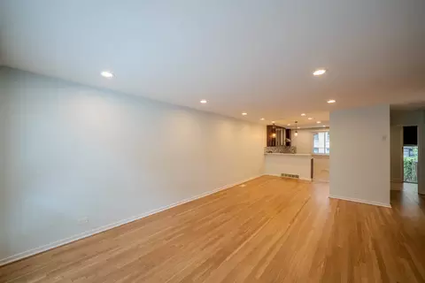 Living - 934 E 55th St, Chicago, IL 60615 photo 1 of 3