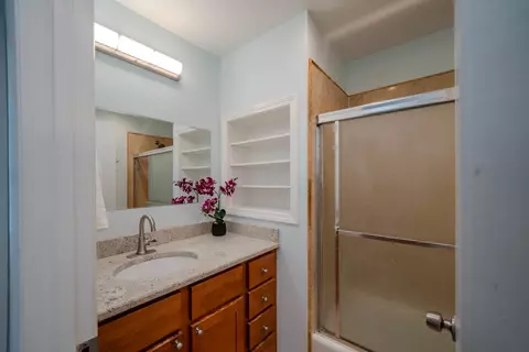 Bath - 934 E 55th St, Chicago, IL 60615 photo 1 of 2