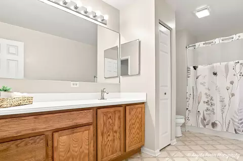Bath - 4707 Joyce Ln, Mchenry, IL 60050 photo 2 of 5